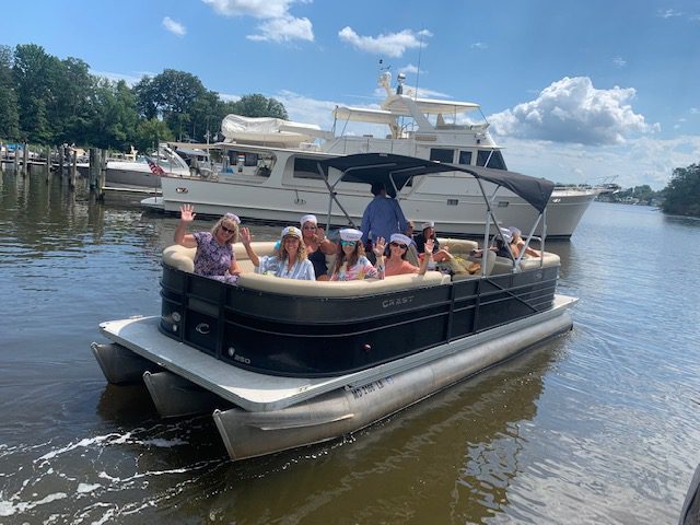 Pontoon boat Boaters using our pontoon rental